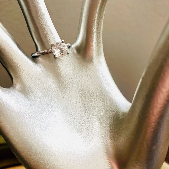 Vintage Clear Crystal Solitaire Uncas Ring - Picture 7 of 13